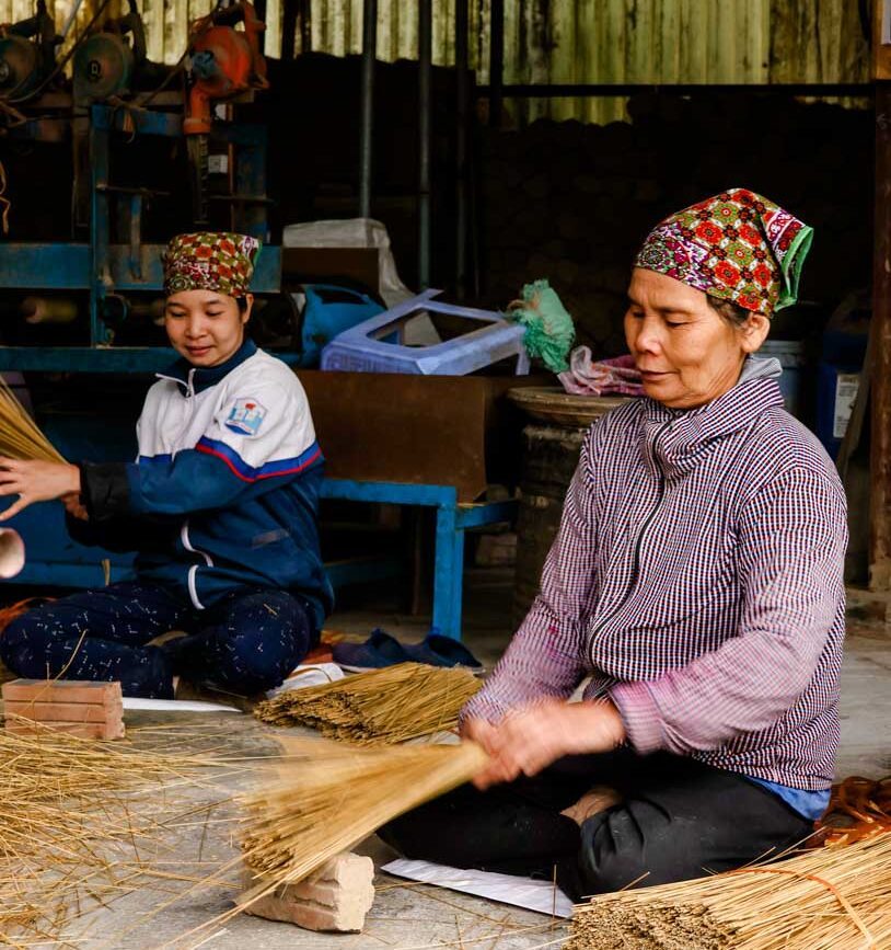 weihrauchstaebchen werden per hand sortiert