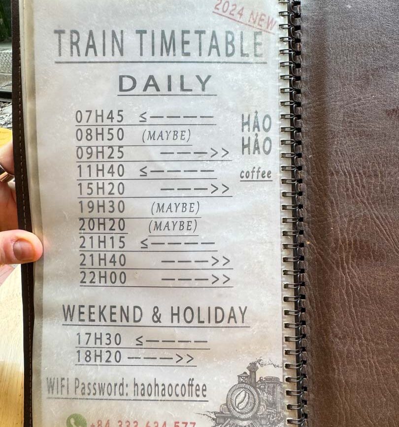 zeitplan wann zug faehrt in train street hanoi