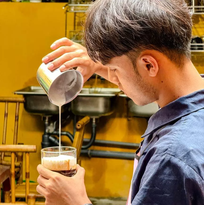 zubereitung des salted coffees beim kaffee kurs in hoi an vietnam