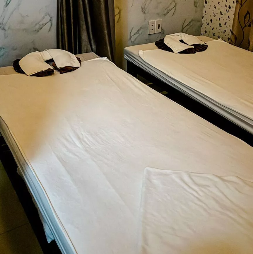 zwei massageliegen in einem spa raum hoi an vietnam