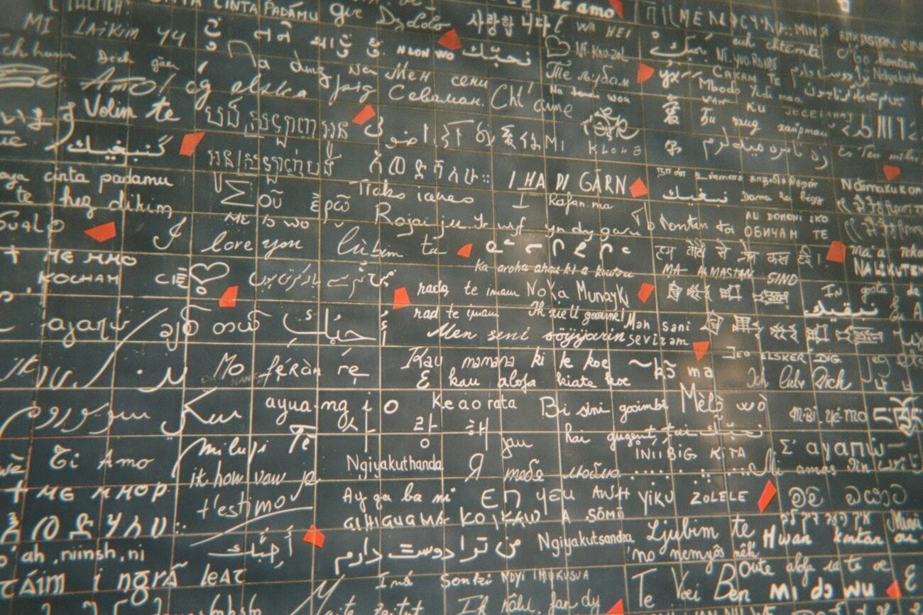 Auf einer Wand in Paris steht „Ich liebe dich“ in vielen Sprachen