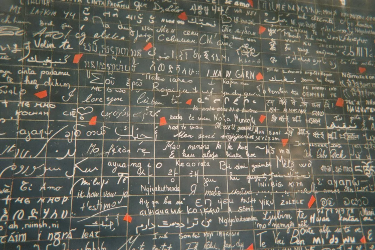 auf einer wand in paris steht ich liebe dich in vielen sprachen