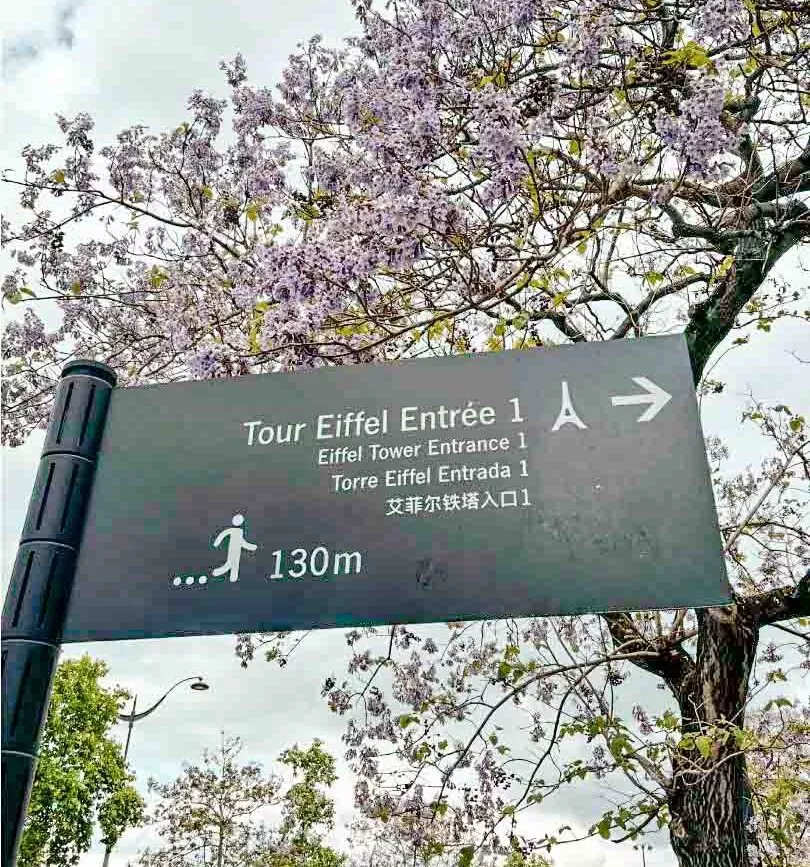 Ausschilderung die zum Eiffelturm führt