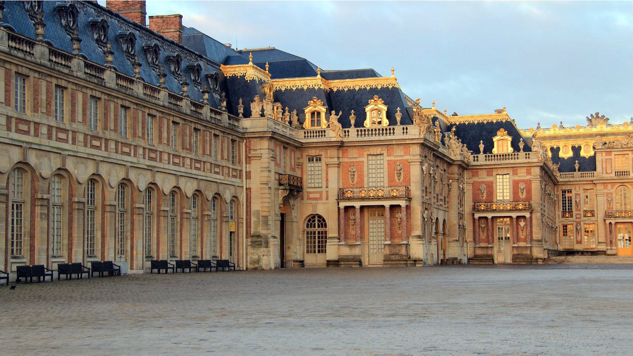Außenansicht des Schloss Versailles in Paris