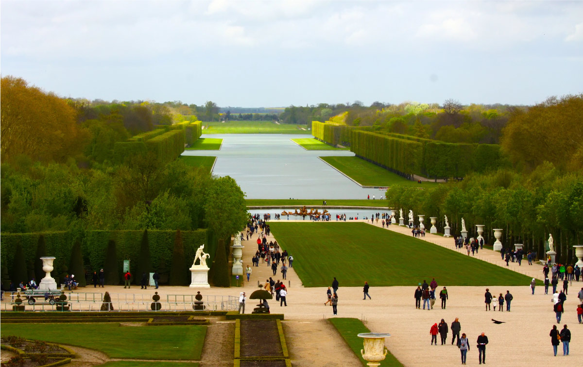 Blick auf den großen Kanal in den Gärten von Versailles, Paris