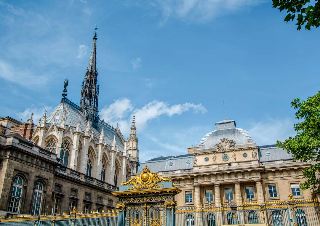 blick auf sainte chapelle und palais de justice