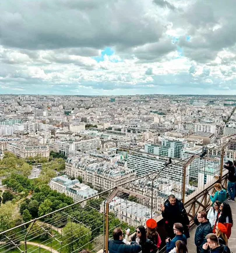 Blick von der 2. Etage auf Paris und die Aussichtsplattform mit Menschenmenge, Paris, Eiffelturm
