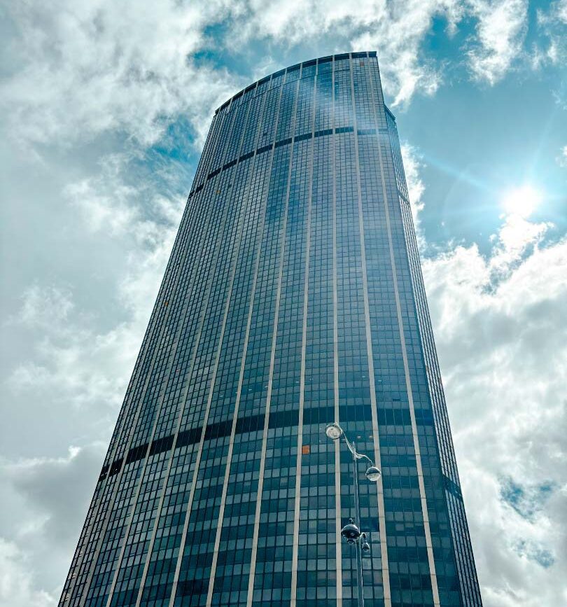 Blicken von unten auf den Montparnasse-Turm