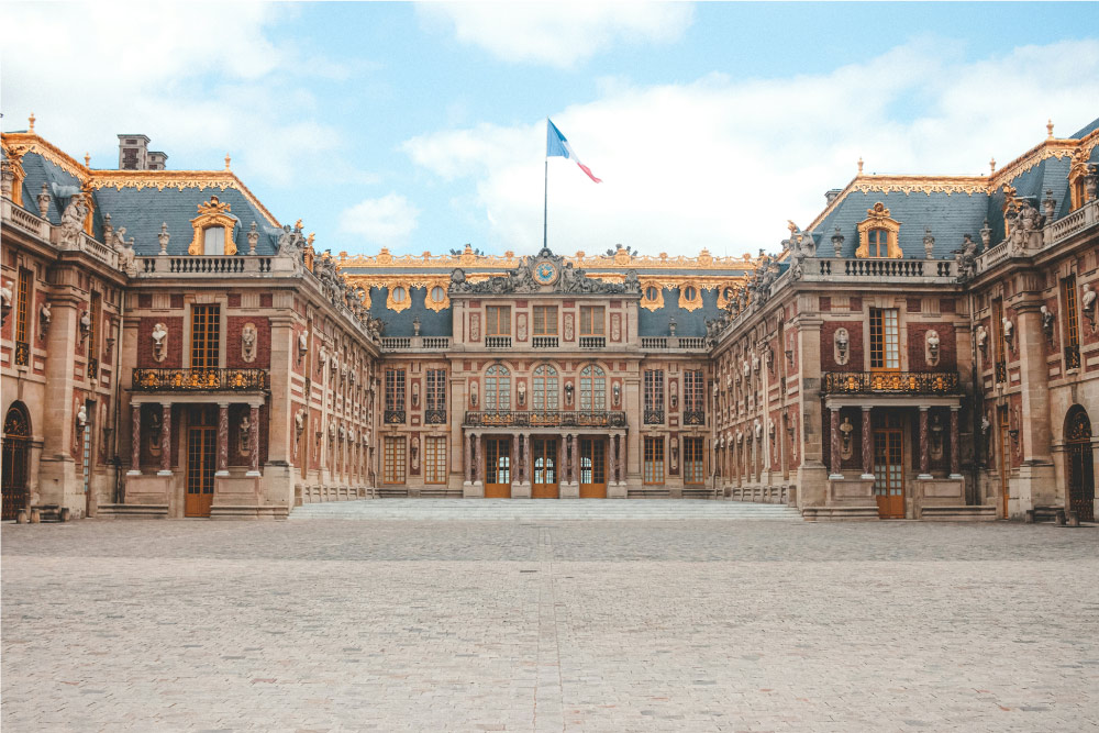 das schloss von versailles besticht durch kunstvolle architektur