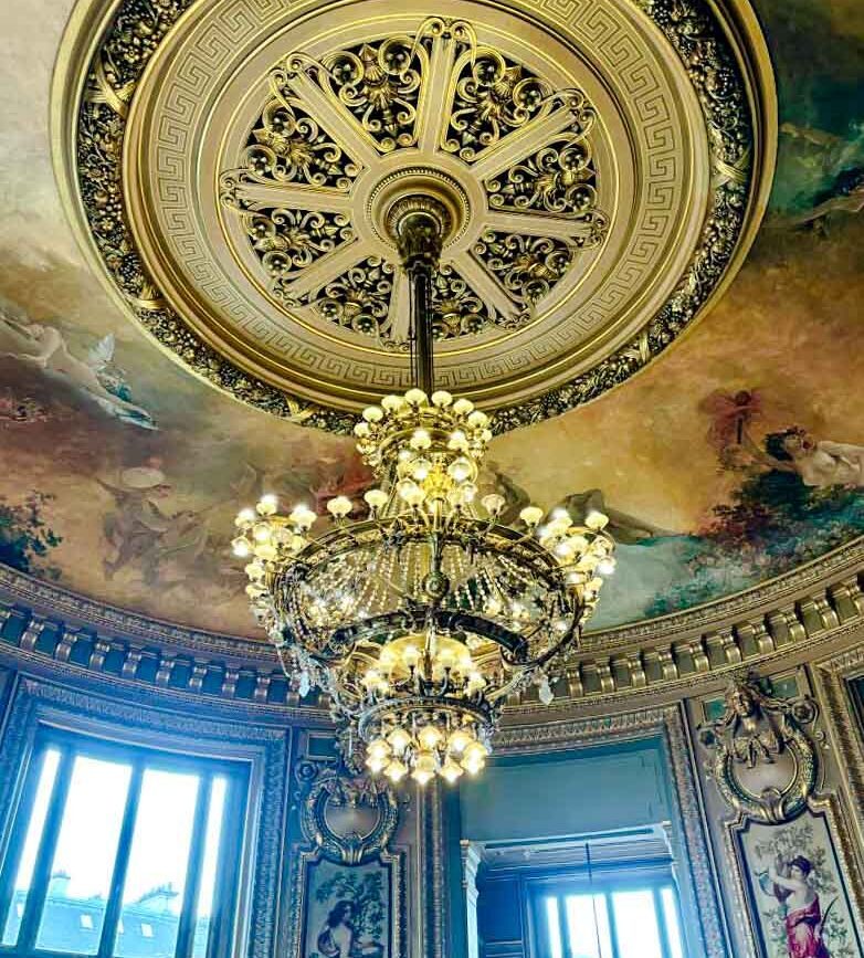 Deckenmalerei mit Kronleuchter im Foyers de la Danse