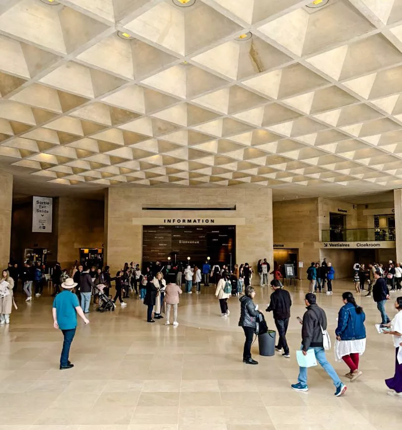 eingangshalle und infopoint im louvre paris