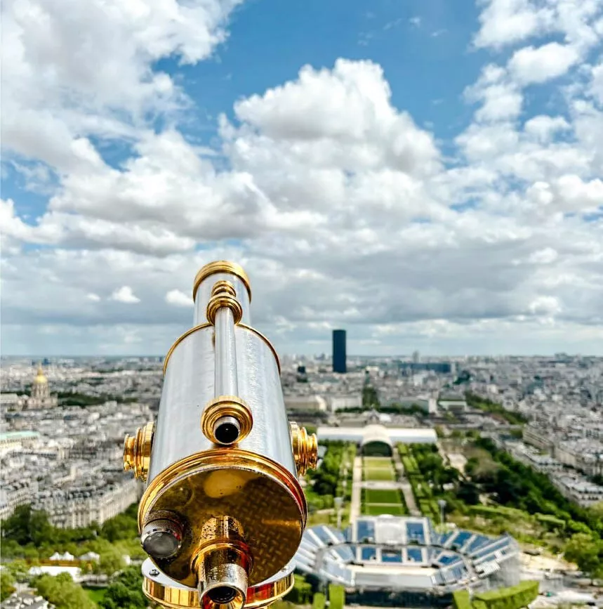 Fernglas auf der zweiten Etage