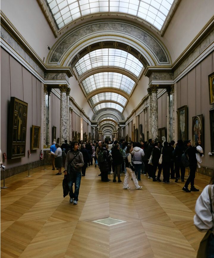 flur mit kunst im louvre paris