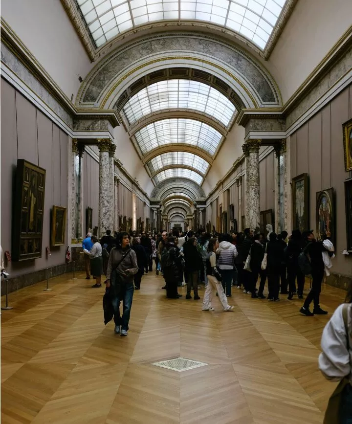 flur mit kunst im louvre paris Flur mit Kunst im Louvre Paris