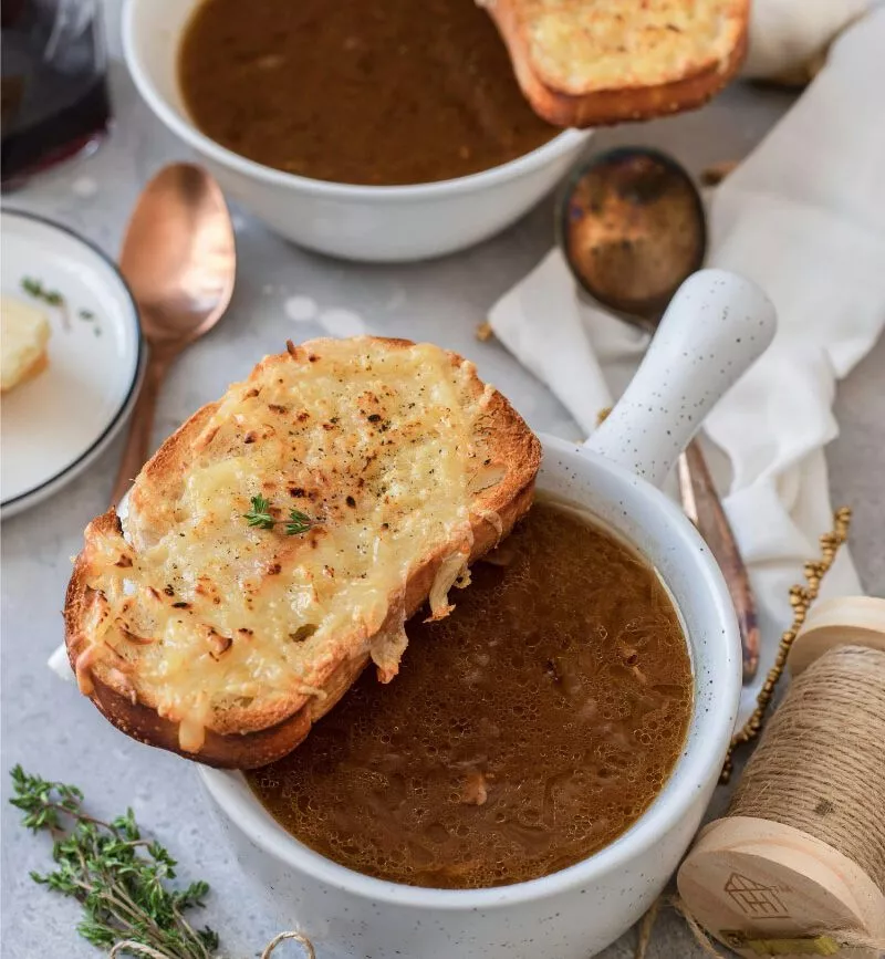franzoesische zwiebelsuppe mit brot und kaese paris staedtetrip Französische Zwiebelsuppe mit Brot und Käse, Paris Städtetrip