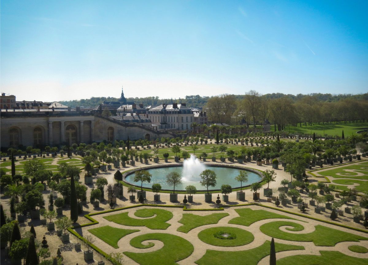 Garten, Brunnen, Bäume vor Pariser Gebäuden