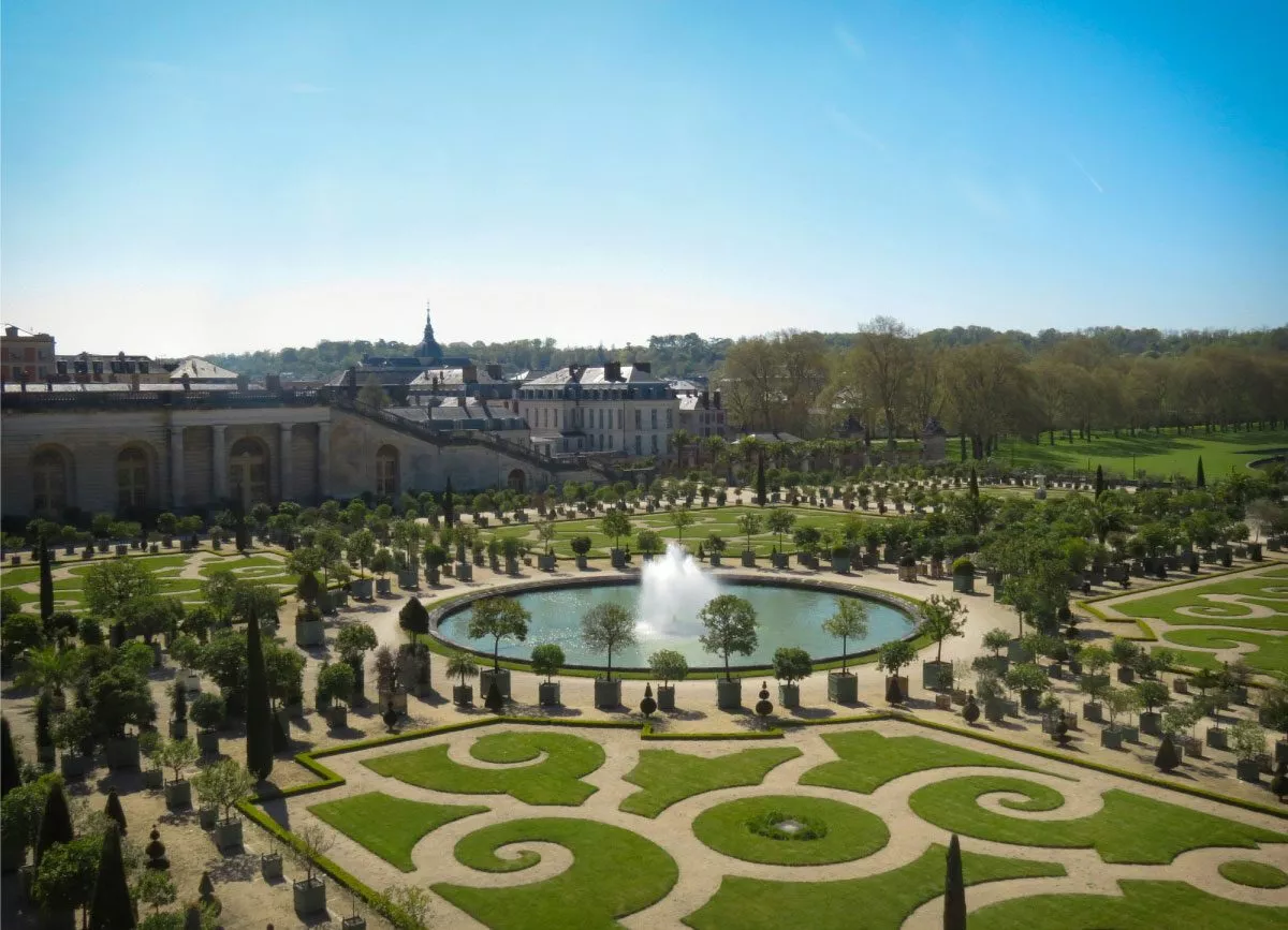 garten brunnen baeume vor pariser gebaeuden