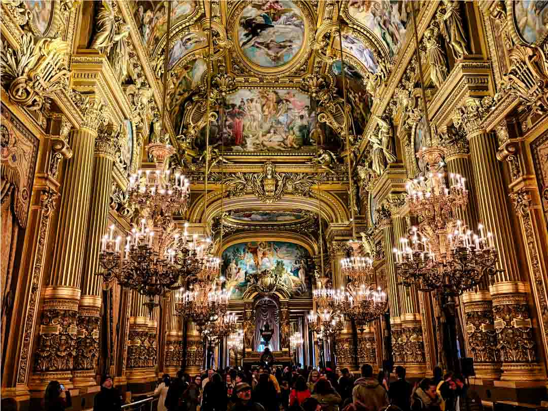 grand foyer saal in paris mit kronleuchtern bemalte decke