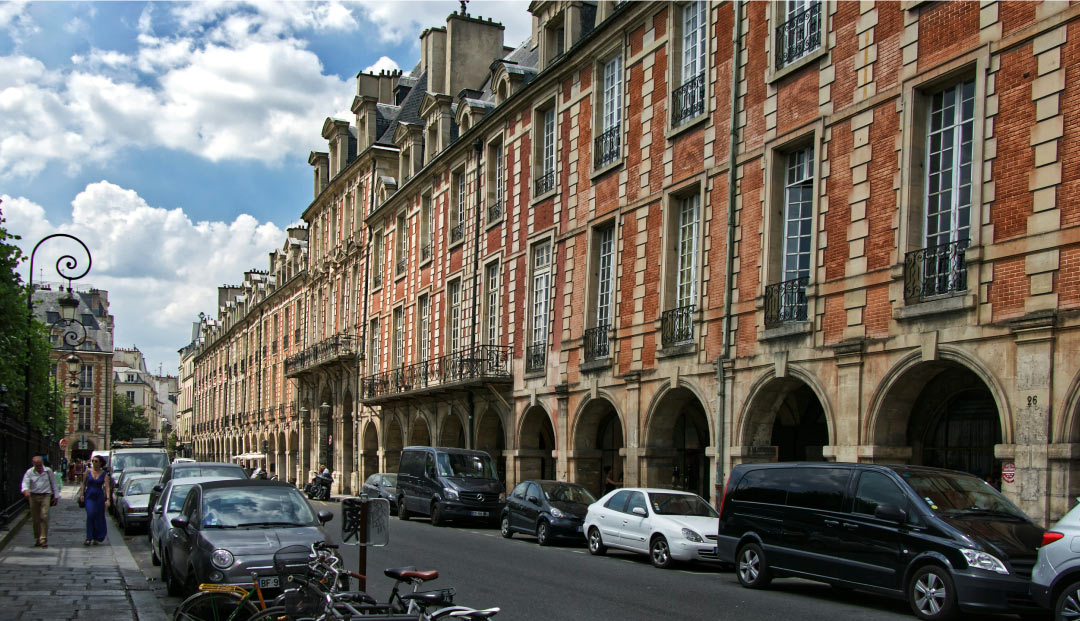 historische gebaeude um den place des vosges