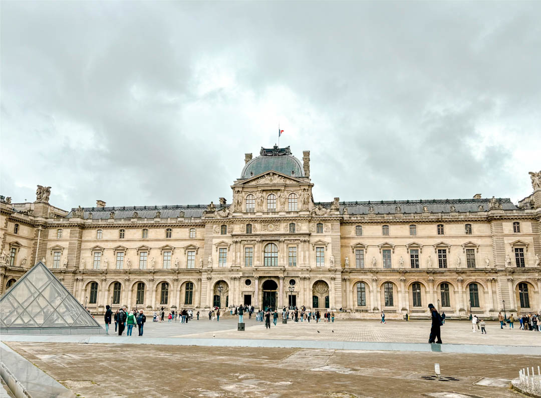 innenhof des louvre mit glaspyramide in paris