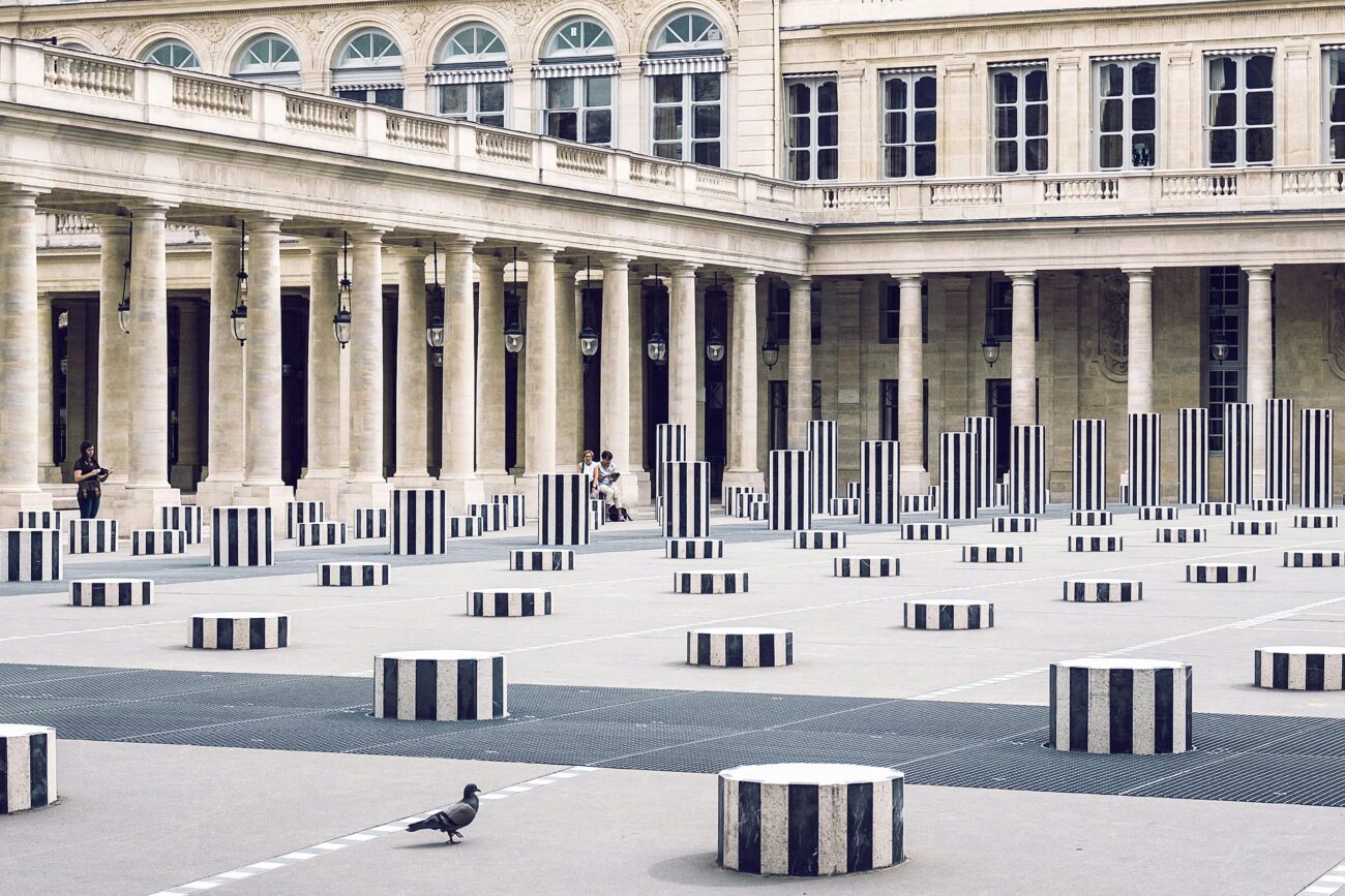 Innenhof in Paris mit gestreiften Säulen und Taube