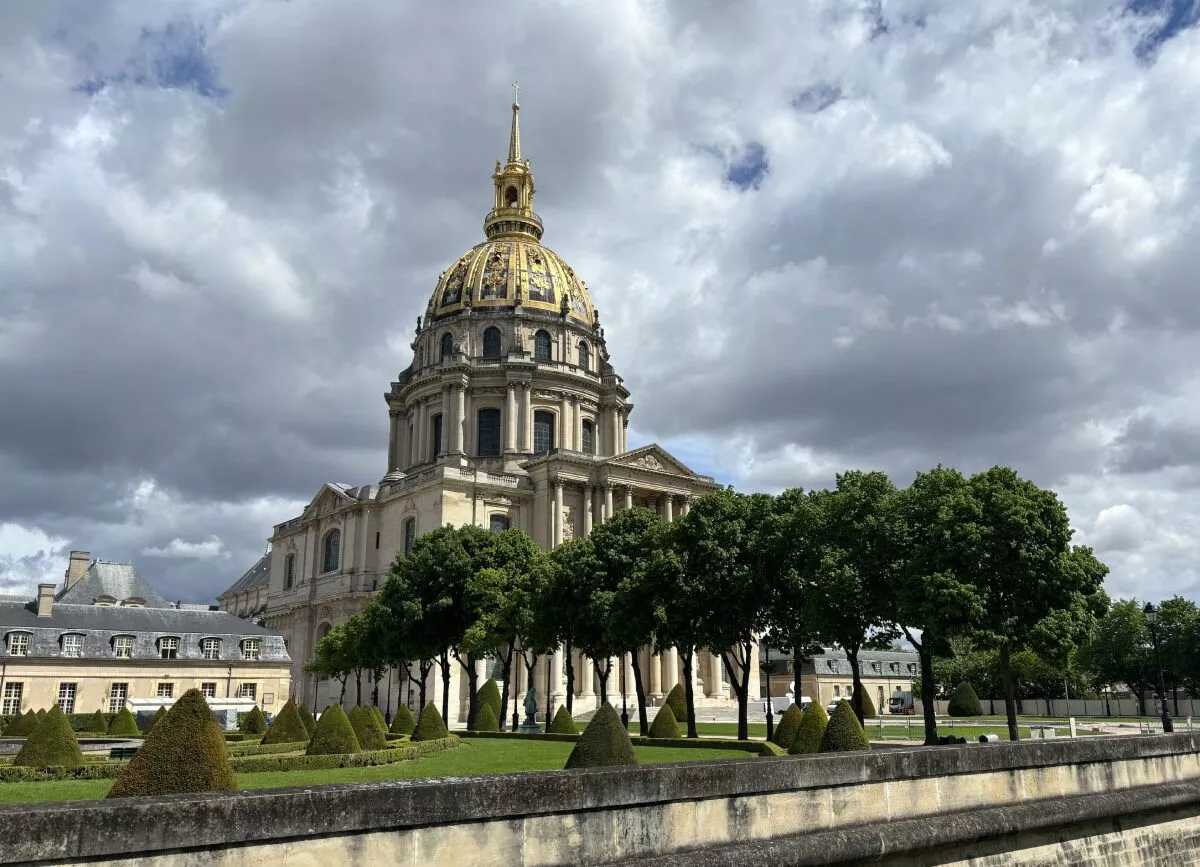 invalidendom mit parkanlage in paris