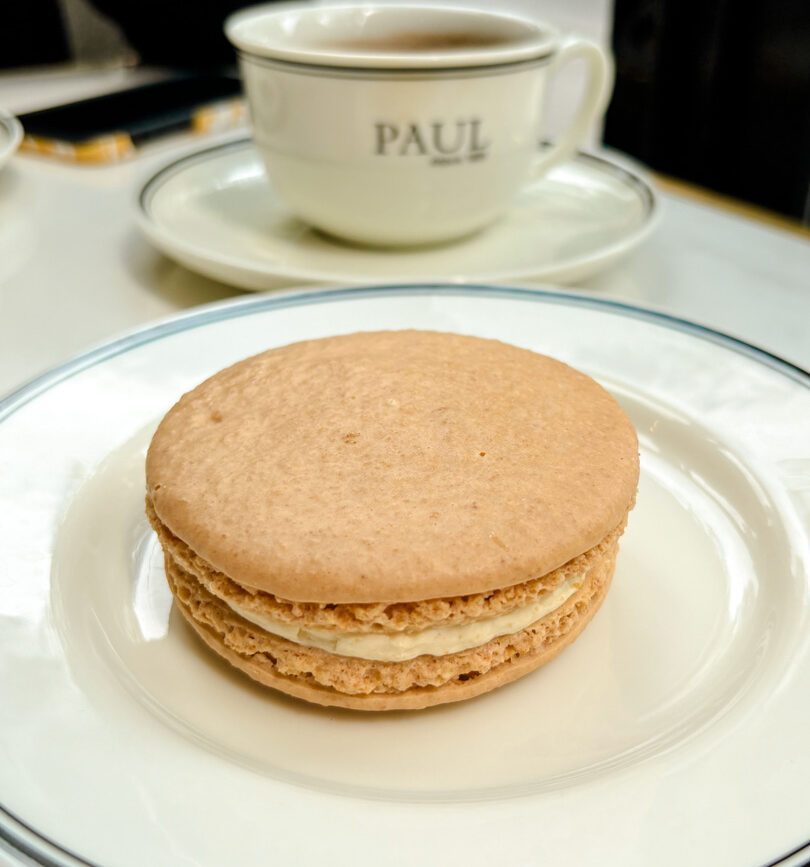 macaron auf teller mit kaffee pariser cafe szene