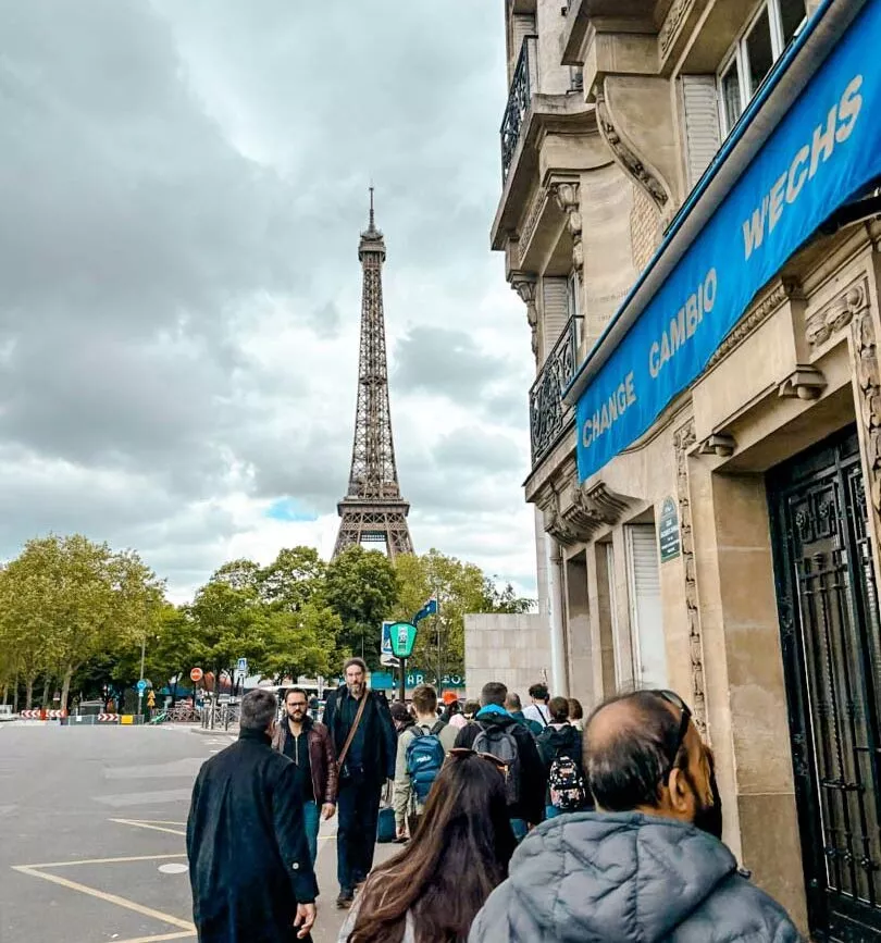 Menschen auf dem Weg zum Eiffelturm