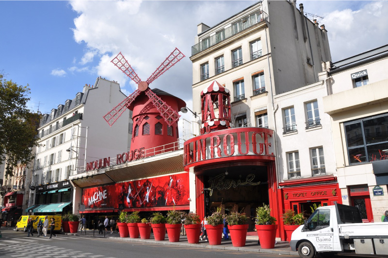 moulin rouge in paris mit roter windmuehle