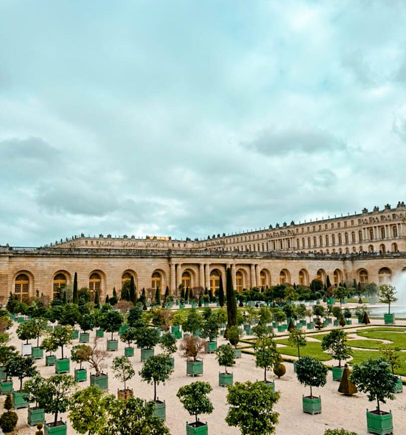 Orangerie in den Gärten von Versailles mit Blick aufs Schloss, Paris
