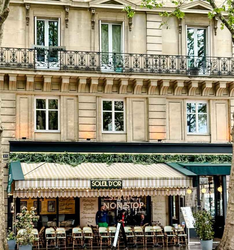 pariser cafe soleil dor mit sitzgelegenheiten im freien Pariser Café Soleil d'Or mit Sitzgelegenheiten im Freien