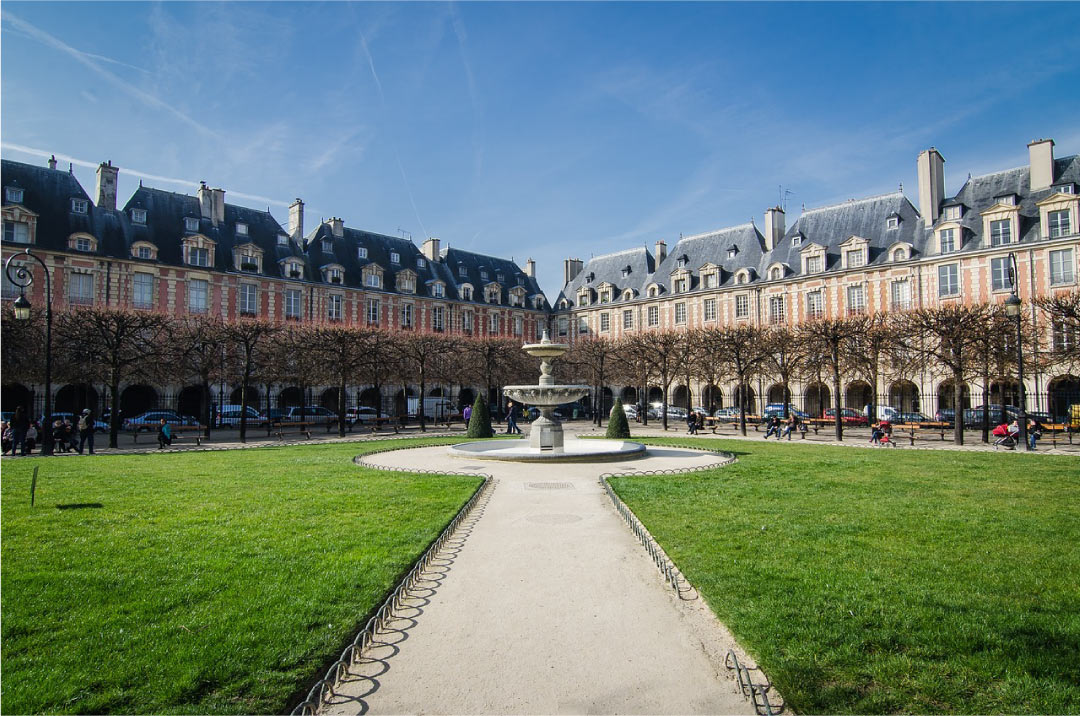 place des vosges mit springbrunnen paris