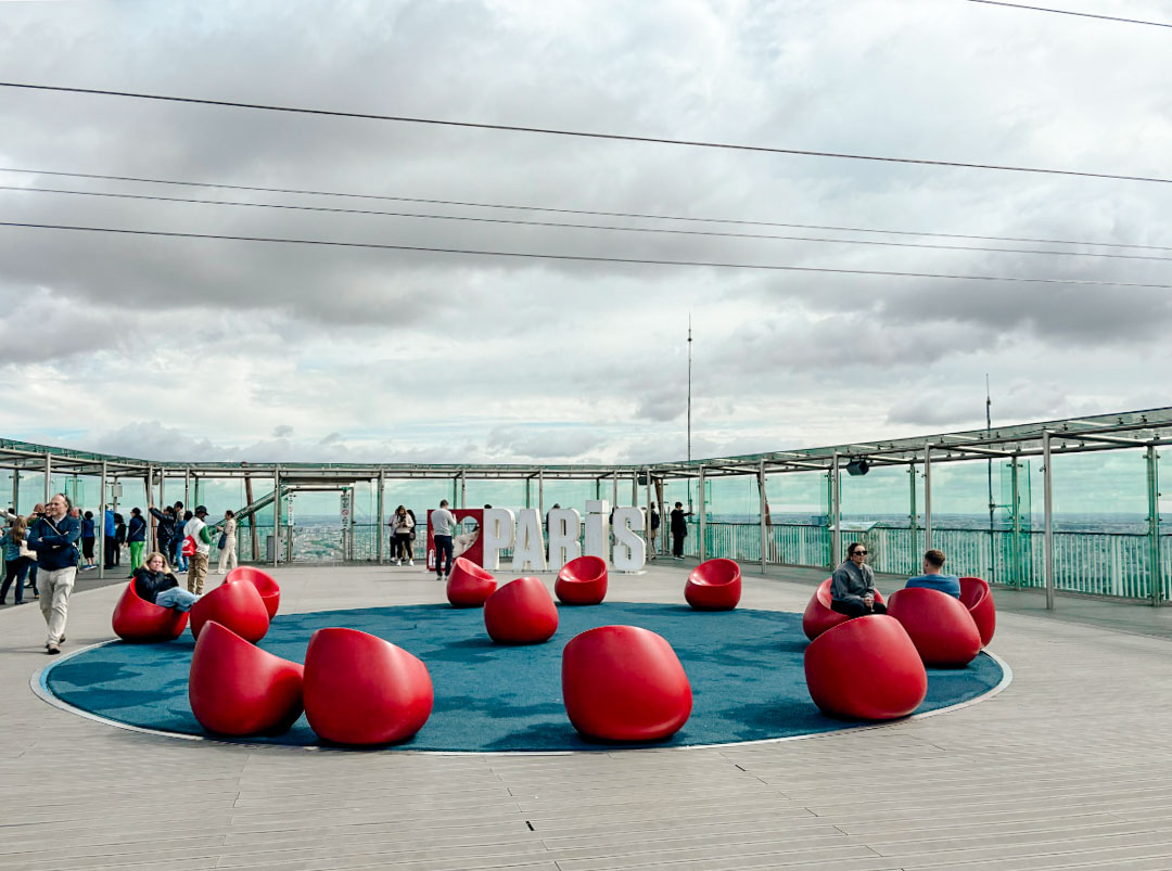 sitzbereich auf der dachterrasse auf dem tour montparnasse