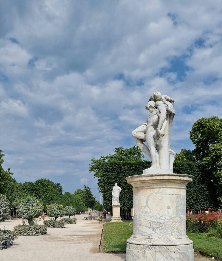 Skulptur im Jardin des Tuileries im Pariser Park
