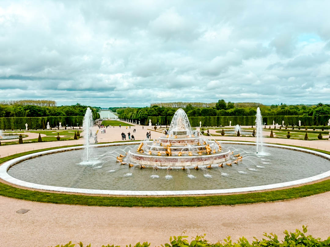 Springbrunnen im Garten von Schloss Versailles, Paris