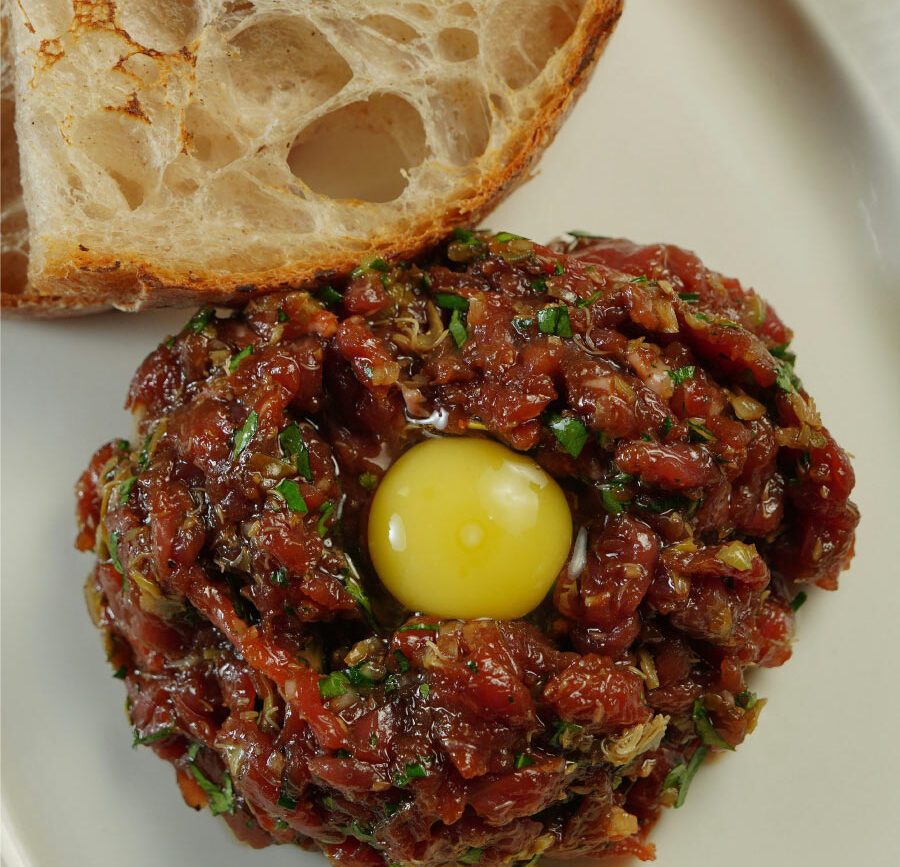 steak tatar mit einem rohen eigelb obendrauf paris staedtetrip