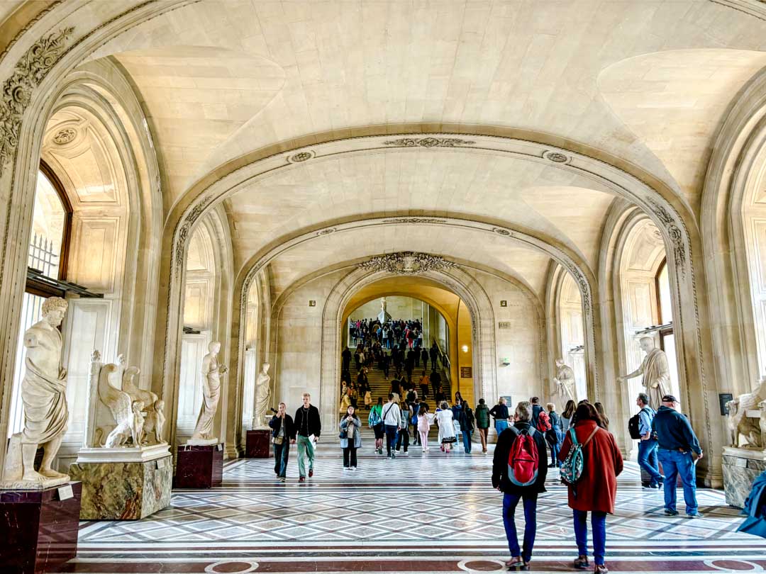 sully fluegel im pariser museum