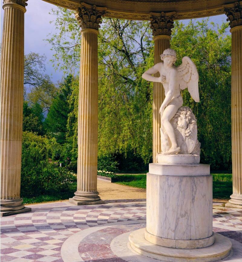 Temple de l’Amour mit Engelsstatue in den Gärten in Versailles, Paris