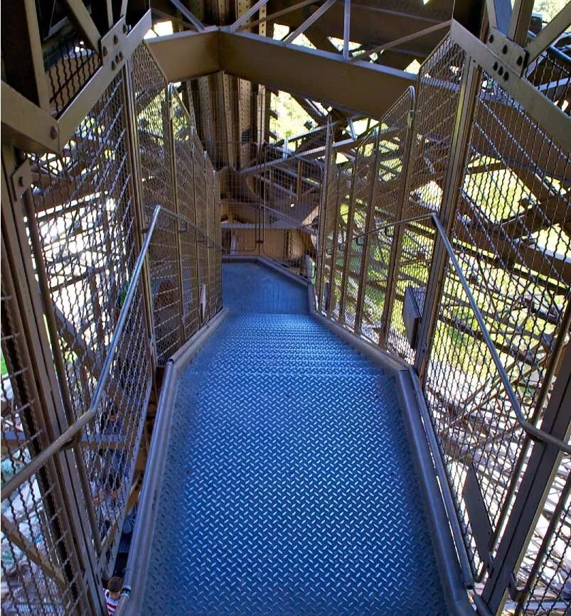 Treppen beim Abstieg des Eiffelturms