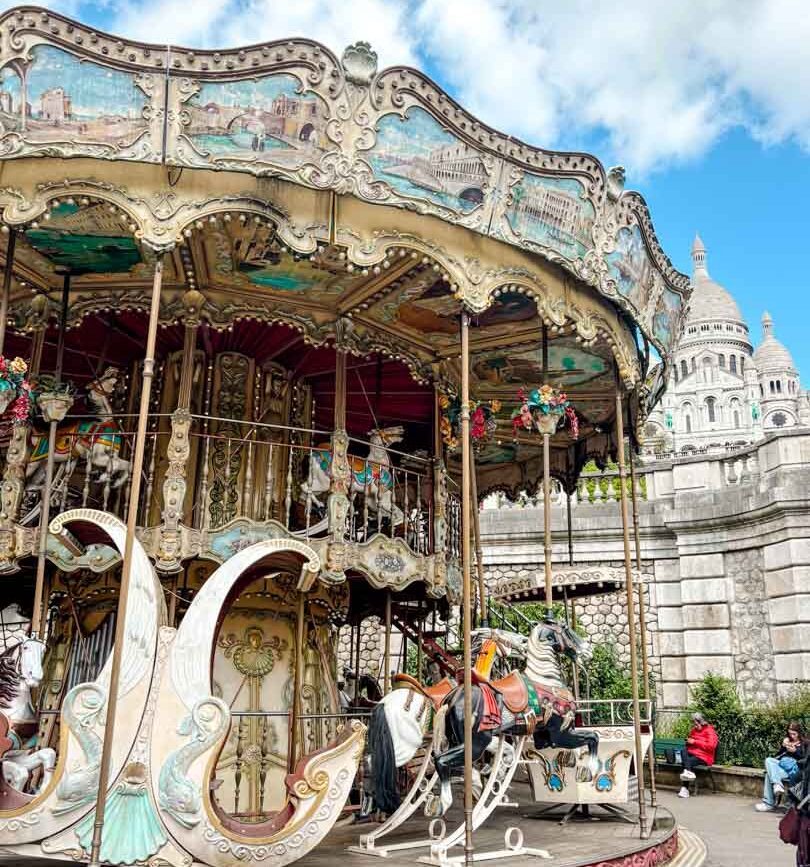 vintage karussell im louise michel park in paris