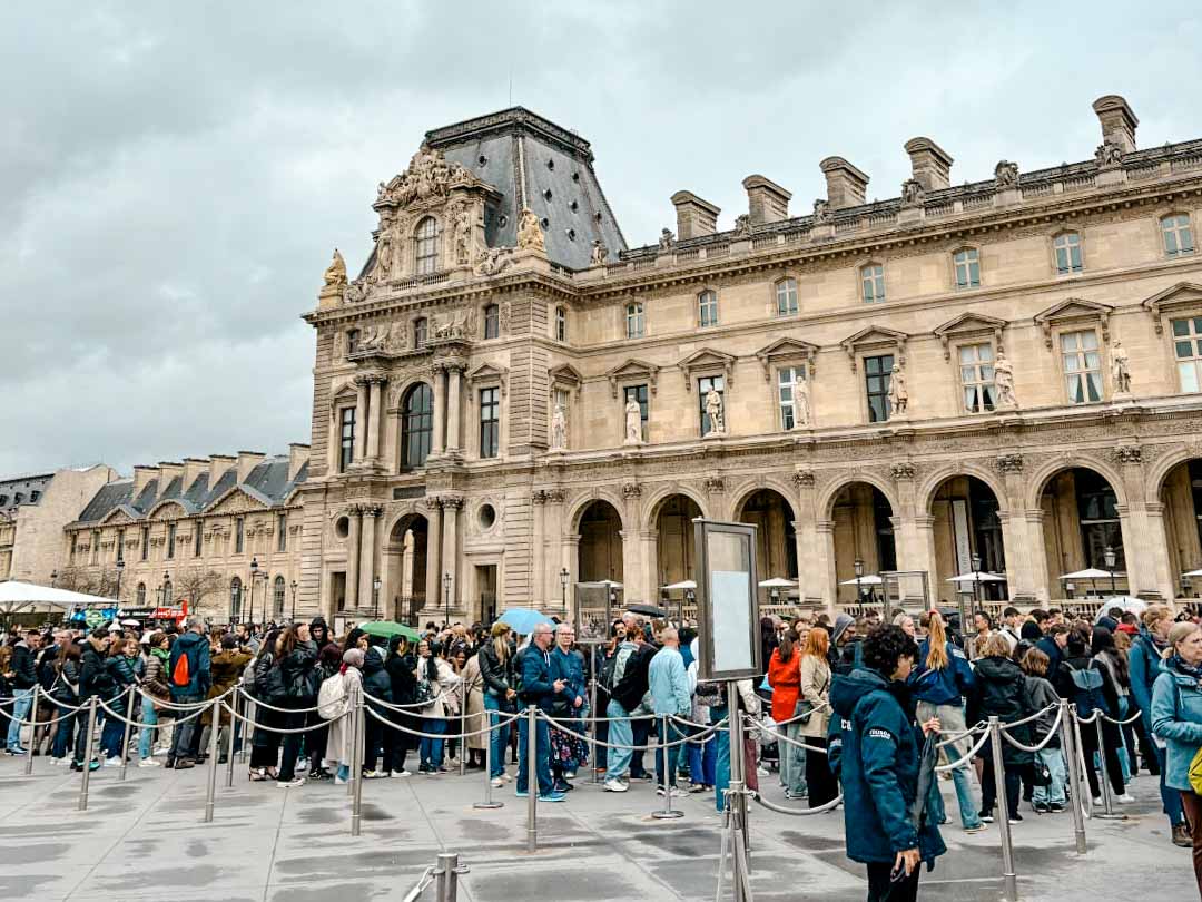 warteschlange vor dem eingang zum louvre paris