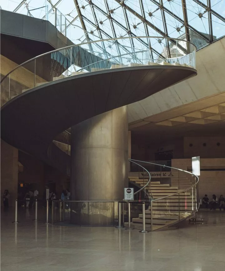 wendeltreppe zur eingangshalle im louvre