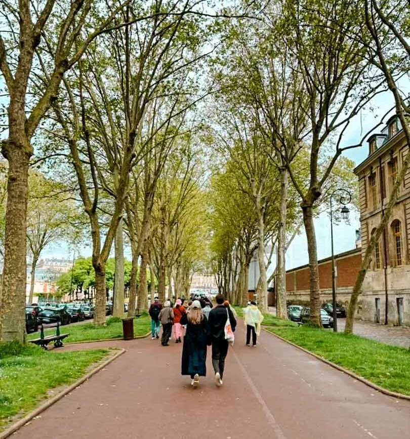 Allee und Menschen auf dem Weg zum Schloss Versailles, Paris