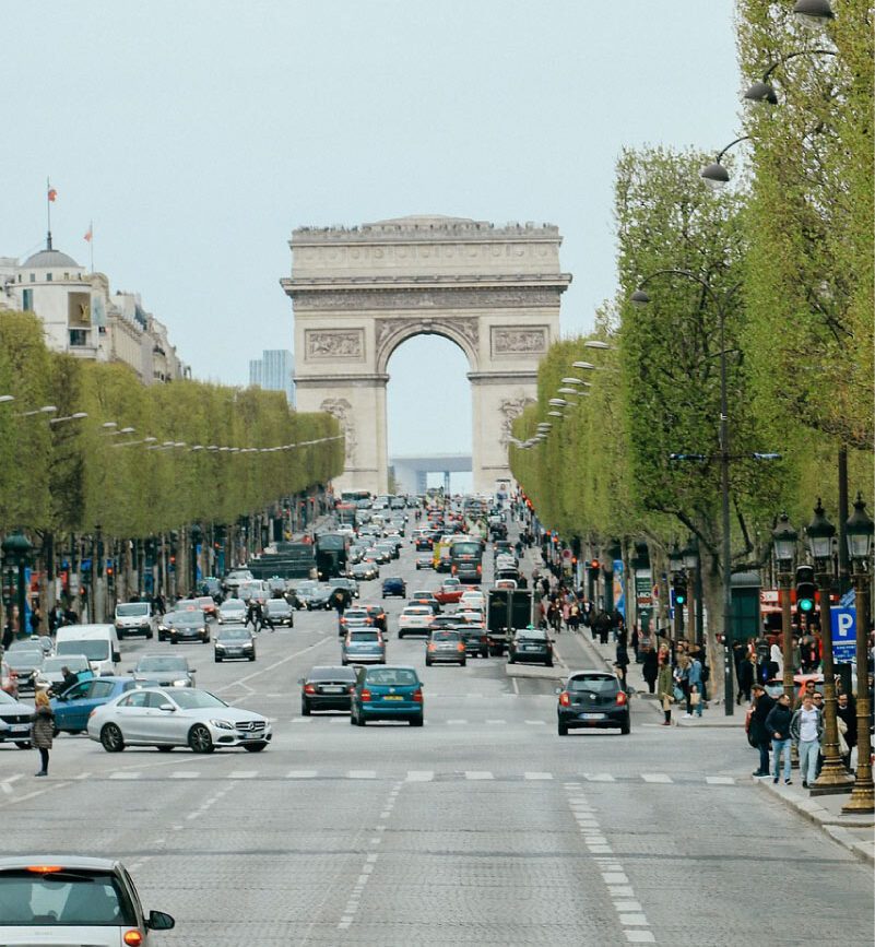 Arc de Triomphe am Ende der Champs-Élysée in Paris
