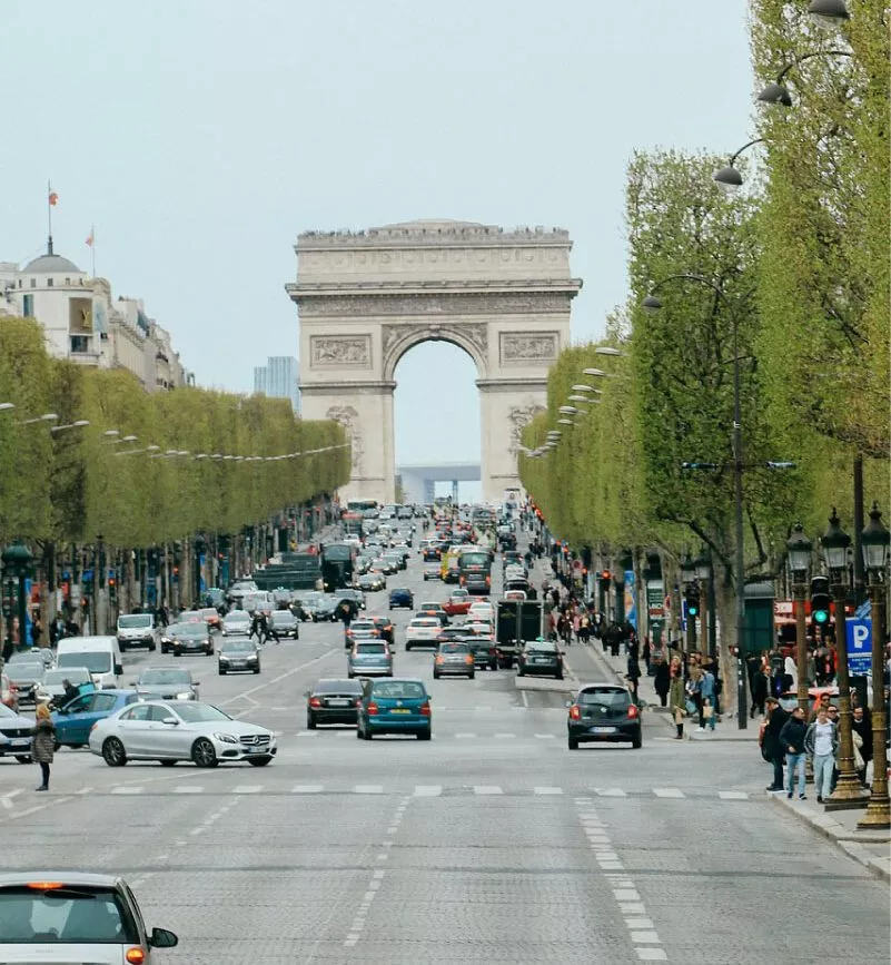 Arc de Triomphe am Ende der Champs-Élysée in Paris