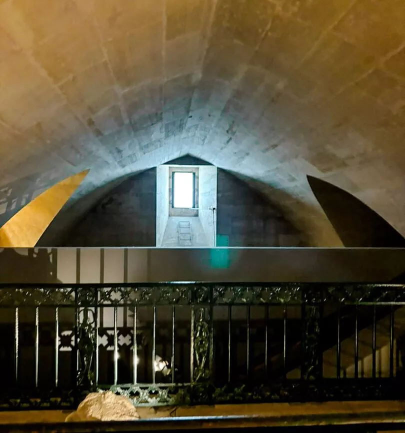Aufgang zur Plattform mit kleinem Fenster, Arc de Triomphe in Paris