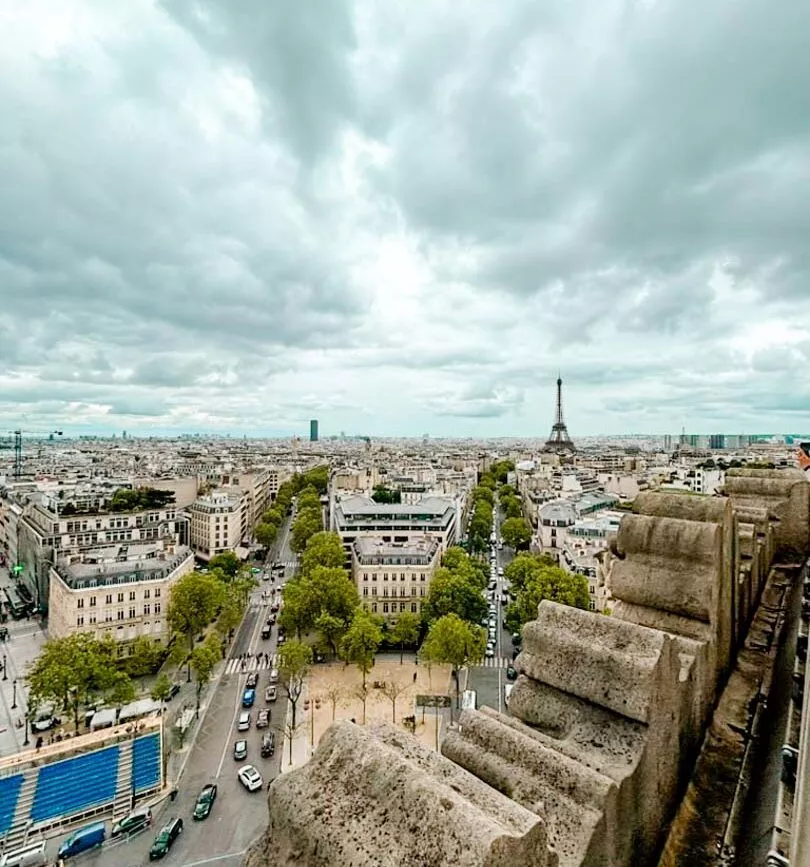 Ausblick von der Plattform des Arc de Triomphe bis zum Eiffelturm in Paris