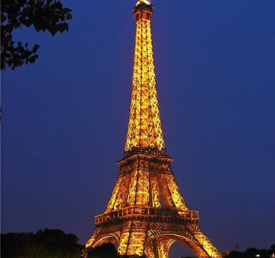 Beleuchteter Eiffelturm bei Nacht, Paris