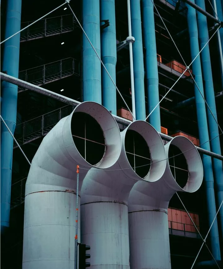 Belüftungsrohre außen am Gebäude des Centre Pompidou