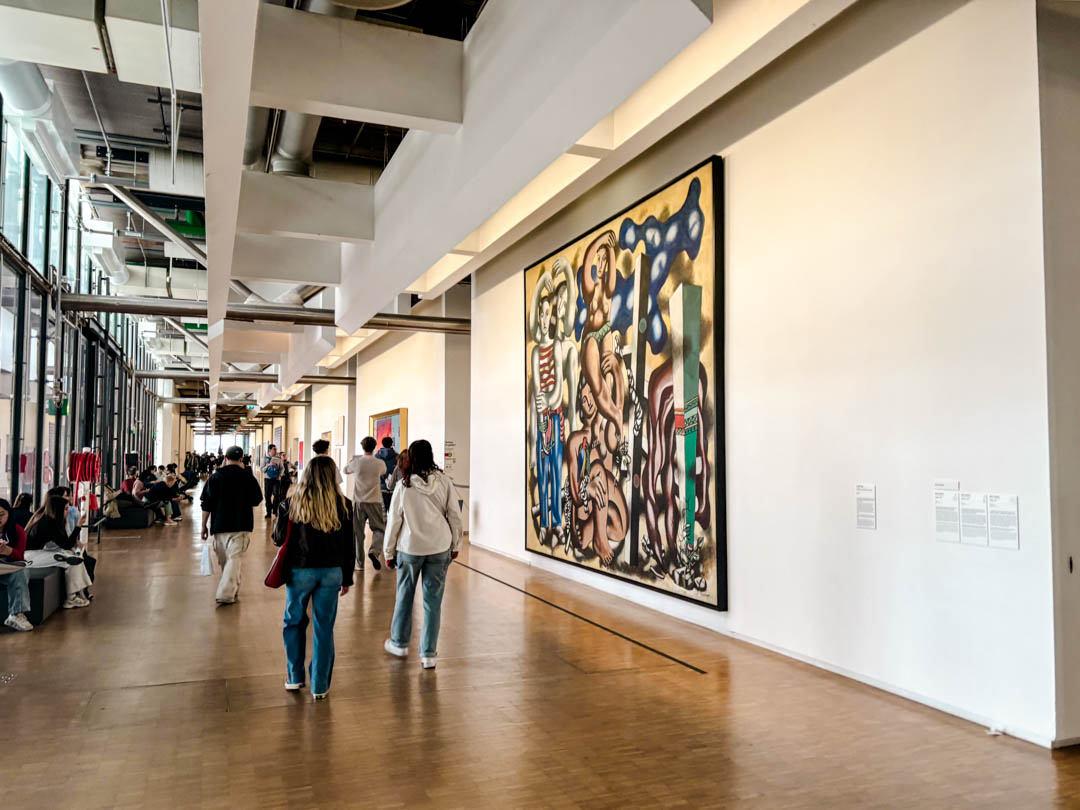 Blick auf das Gemälde "Composition aux deux perroquets" von Fernand Leger im Centre Pompidou, Paris